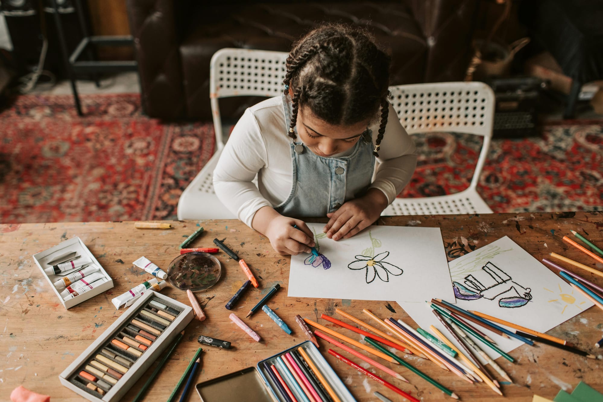 Child drawing during an art session